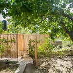 House With Large Garden Right Next To The River Semesterbostad