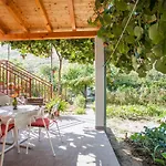 House With Large Garden Right Next To The River Semesterbostad