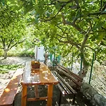House With Large Garden Right Next To The River Semesterbostad