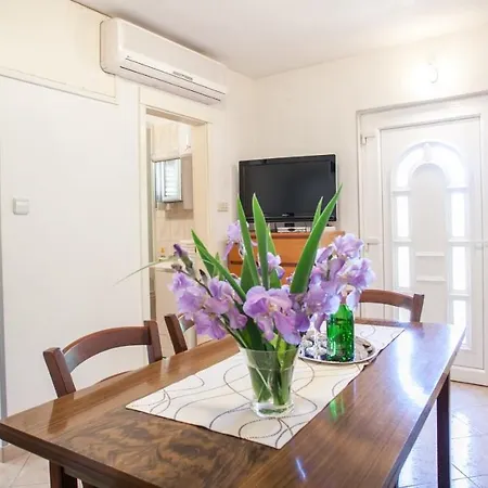 House With Large Garden Right Next To The River Ferienhaus Žrnovnica