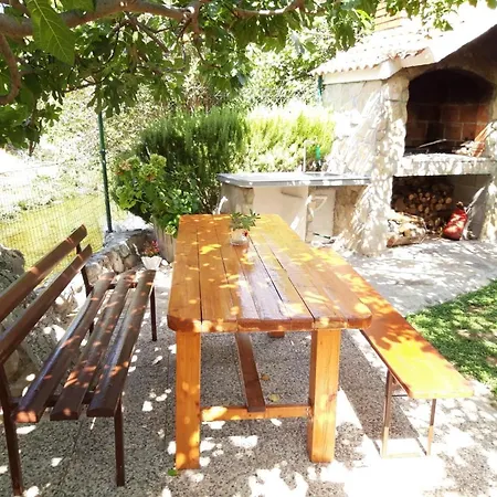House With Large Garden Right Next To The River Ferienhaus Žrnovnica