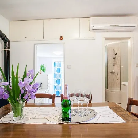 Ferienhaus House With Large Garden Right Next To The River Žrnovnica