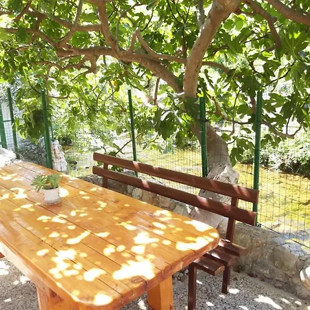 House With Large Garden Right Next To The River Ferienhaus Žrnovnica
