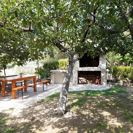 Ferienhaus House With Large Garden Right Next To The River Žrnovnica