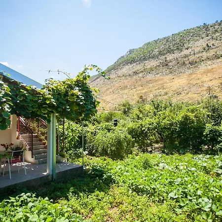 Semesterbostad House With Large Garden Right Next To The River Žrnovnica
