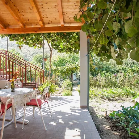 House With Large Garden Right Next To The River Ferienhaus
