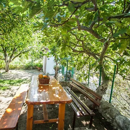 House With Large Garden Right Next To The River Ferienhaus