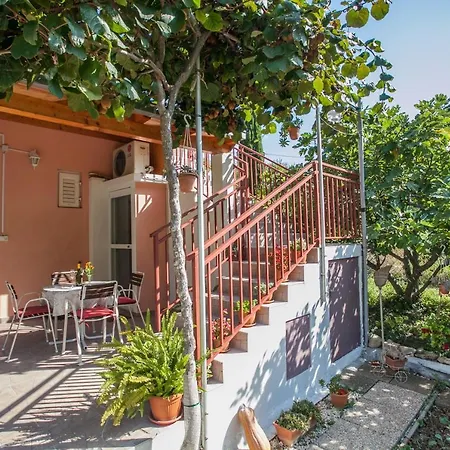 House With Large Garden Right Next To The River *