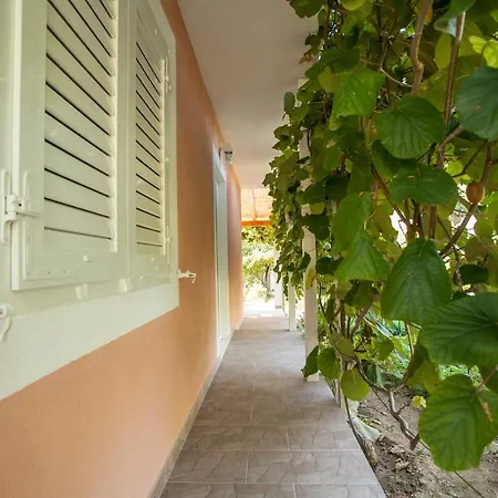 Ferienhaus House With Large Garden Right Next To The River Žrnovnica