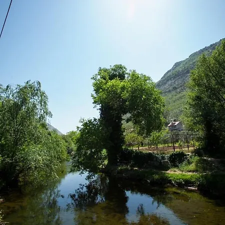 House With Large Garden Right Next To The River Ferienhaus