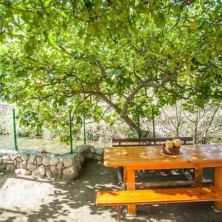 House With Large Garden Right Next To The River Ferienhaus Žrnovnica